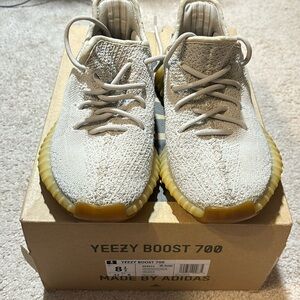 Yeezy boost- size 6M- used- replacement box